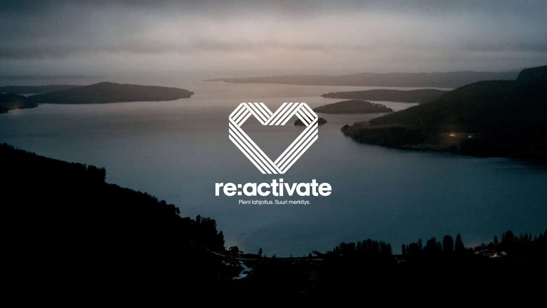 Vy över en sjö med skogsklädda öar och mörk himmel. Texten "re:activate" och en hjärtformad logotyp syns i förgrunden.