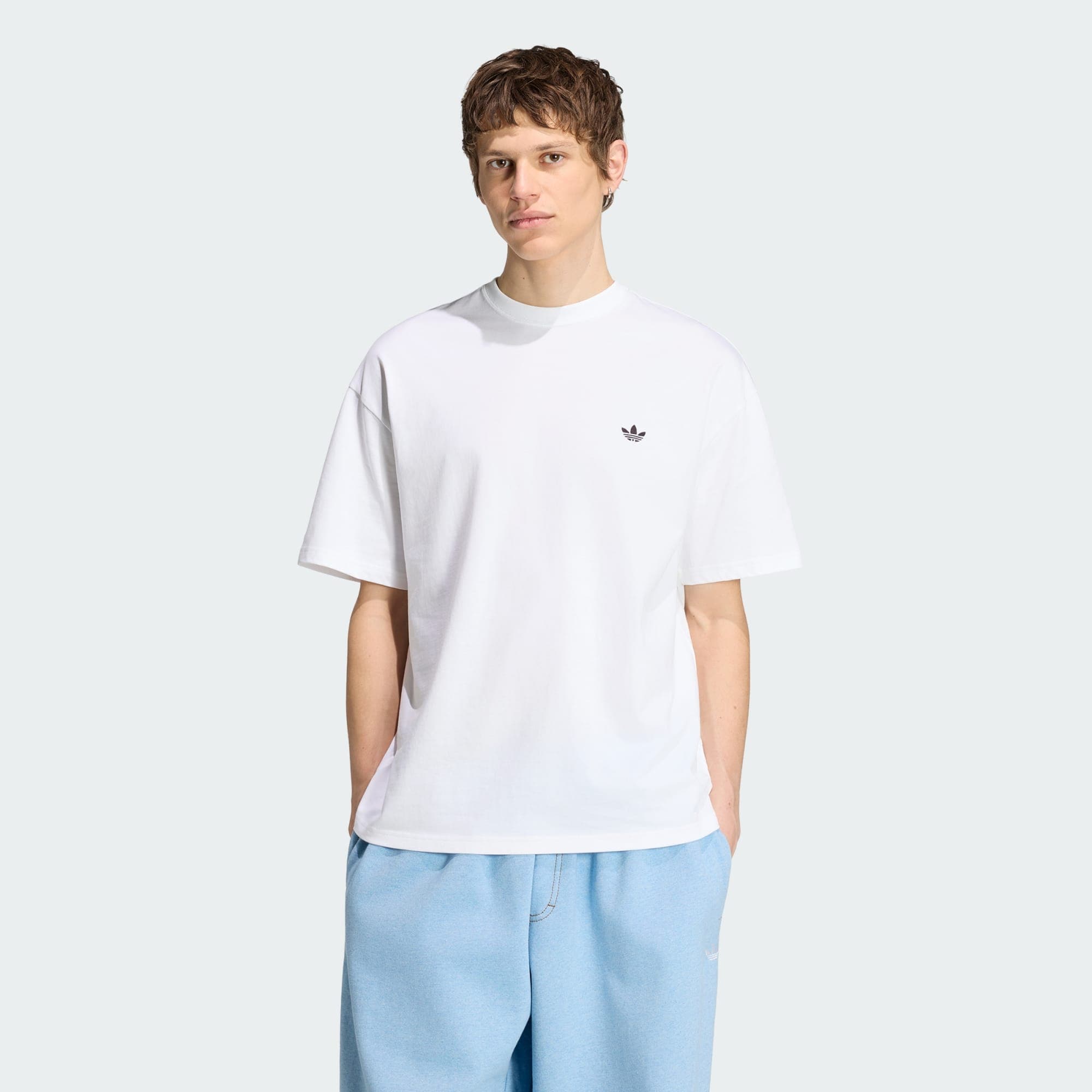 ADIDAS ORIGINALS, Adidas Originals Trefoil Essentials T-shirt Med Lös Passform, Model 1