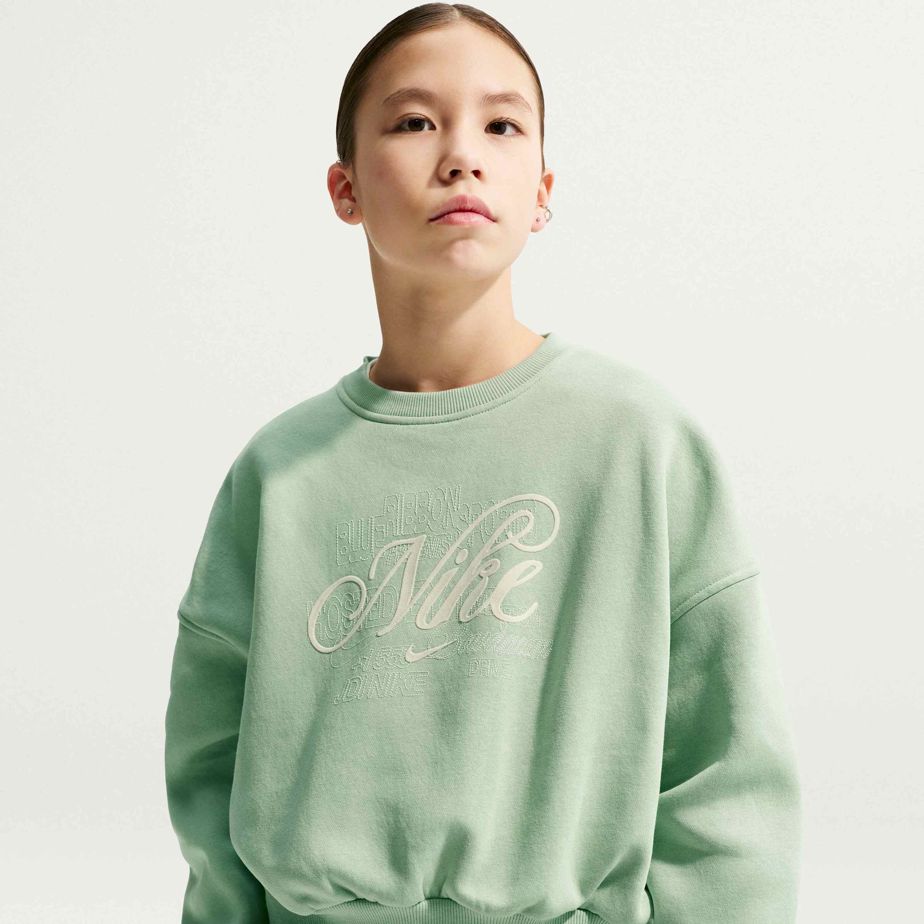 Nike, Older Kids' (girls') Boxy Crew-neck Sweatshirt Sportswear Club Fleece, Detail 1
