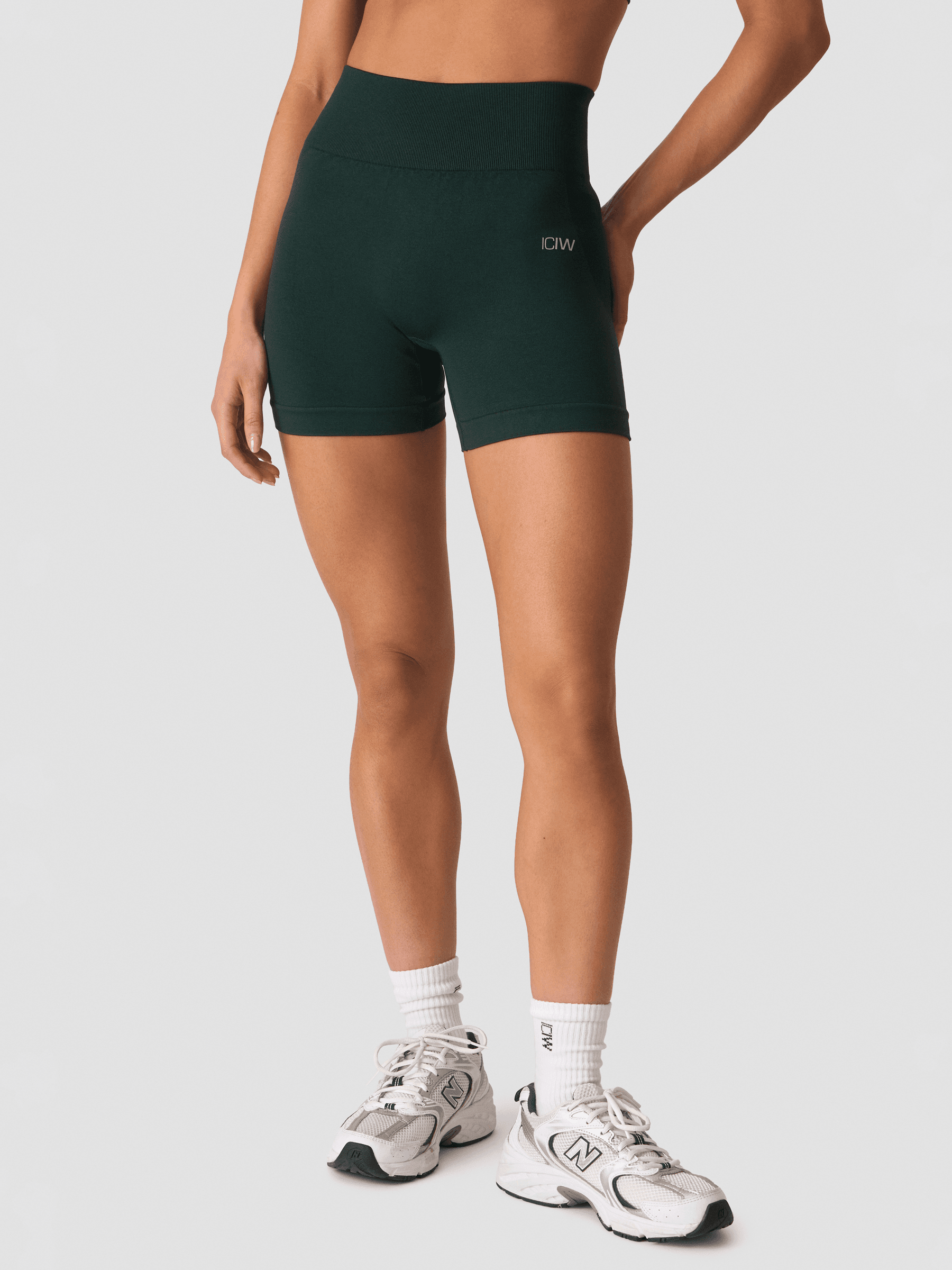 ICANIWILL, SMOOTH SEAMLESS MIDI SHORTS W, Model 1