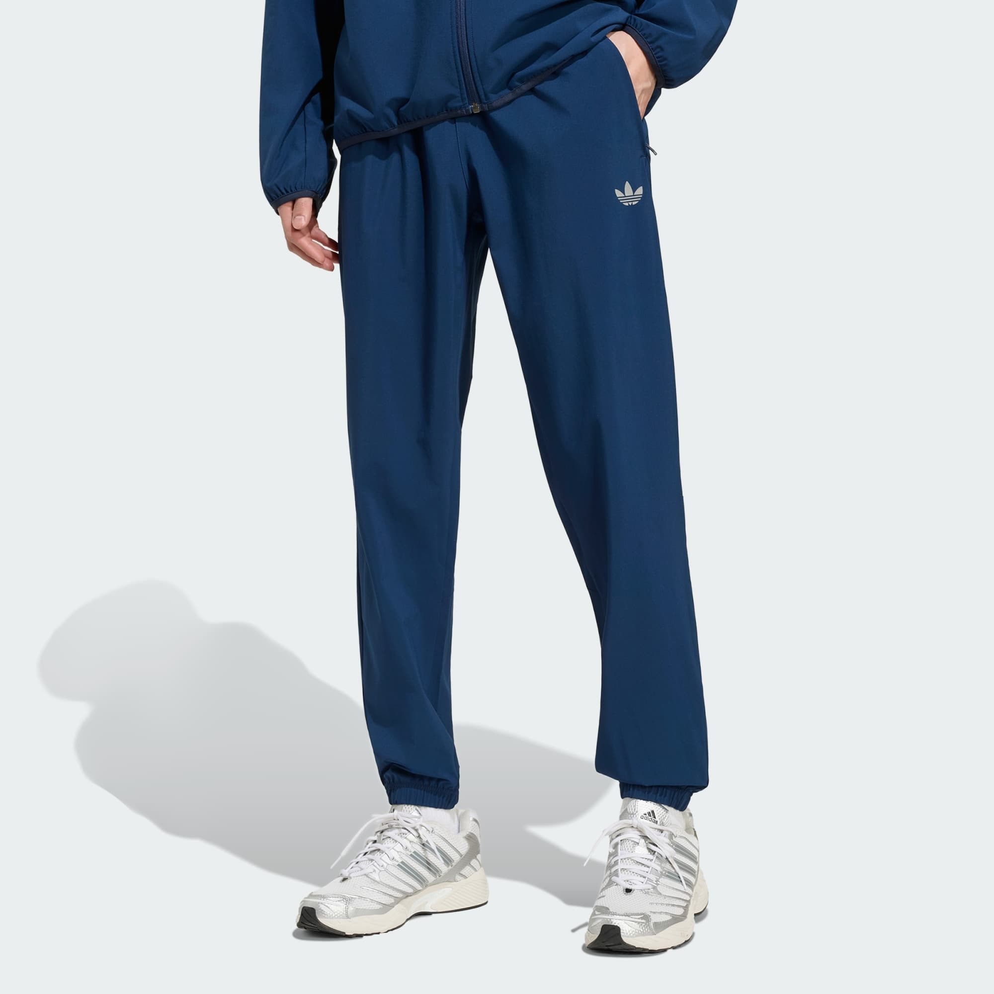 ADIDAS ORIGINALS, Adidas Originals Tech Trefoil Essentials Träningsbyxor, Model 1