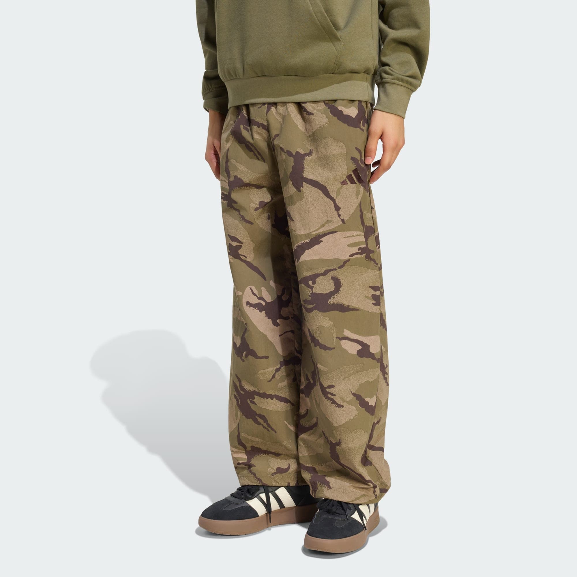 Adidas, Adidas Seasonal Essentials Camo Woven Parachute Byxor, Model 1